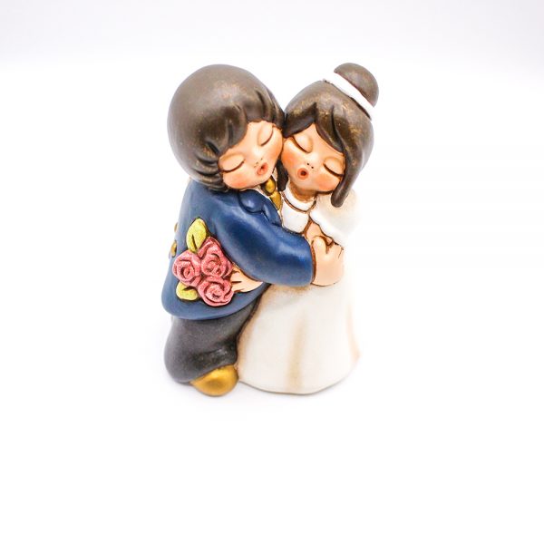 Coppia sposini abbracciati con bouquet